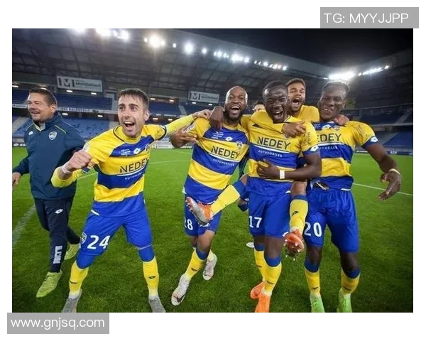 足球明星现身夜场引发热议球迷热情高涨夜生活新风潮