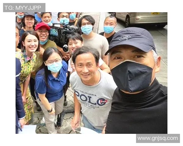 刘庸与足球明星亲密合影展现运动精神与友谊的完美结合 刘庸与足球明星亲密合影展现运动精神与友谊的完美结合